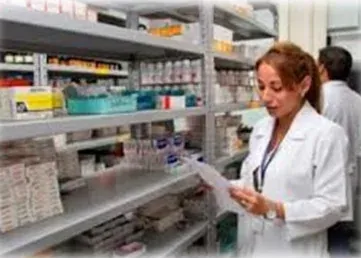 Personal de farmacia gestionando inventario con Míster Farmacia
