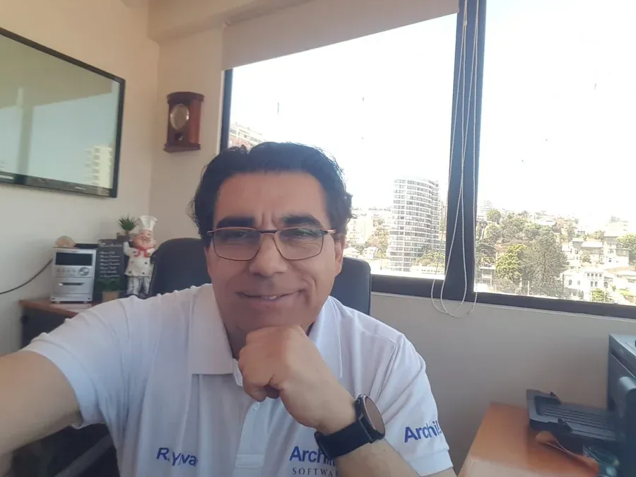 Roberto Yavar, fundador de Archilife, en una farmacia cliente